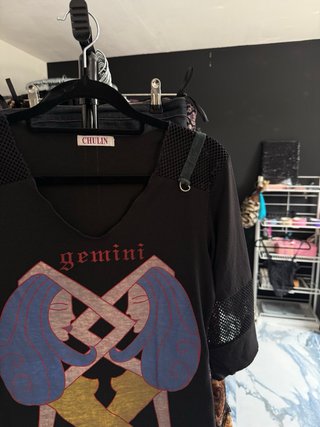 Camiseta Negra Gemini con Malla goth