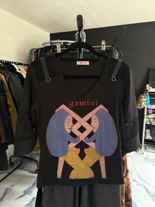 Camiseta Negra Gemini con Malla goth