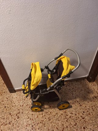 Cochecito gemelar para muñecas amarillo