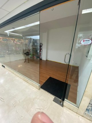 Se alquila local comercial en galerias Rubi