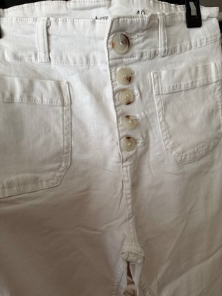 Pantalón vaquero blanco con botones