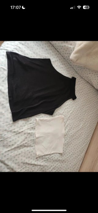 Camiseta negra Mango y top blanco Bershka Talla XS