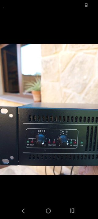 Amplificador y altavoces Ecler negros