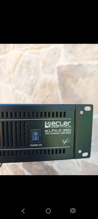 Amplificador y altavoces Ecler negros