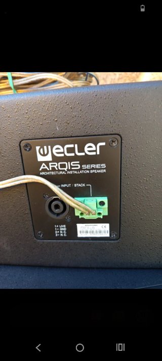 Amplificador y altavoces Ecler negros