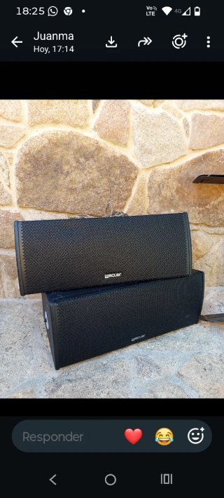 Amplificador y altavoces Ecler negros