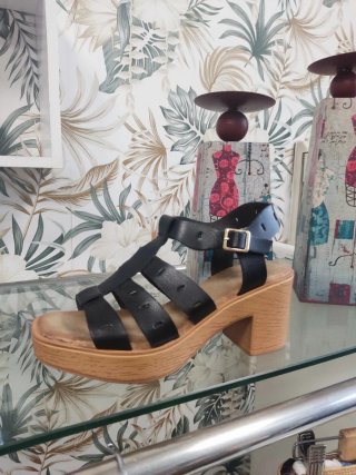 Sandalias negras con plataforma y tacón