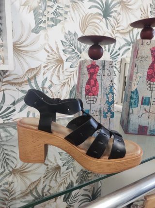 Sandalias negras con plataforma y tacón