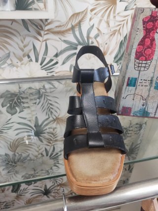 Sandalias negras con plataforma y tacón