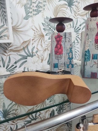 Sandalias negras con plataforma y tacón