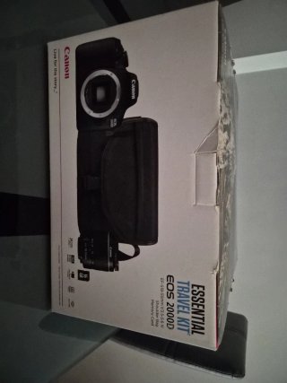 Kit di viaggio essenziale Canon EOS 2000D