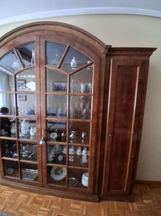 Vitrina de madera maciza con puertas de cristal