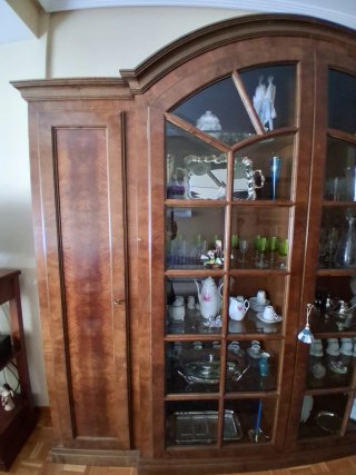 Vitrina de madera maciza con puertas de cristal