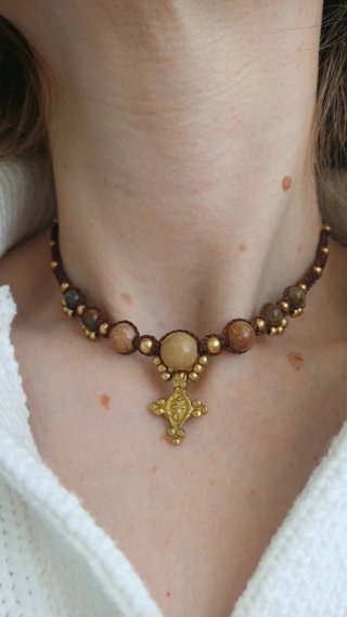 Colgante macramé con charm y minerales