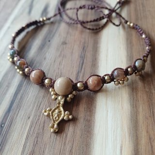 Colgante macramé con charm y minerales