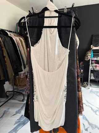 Camiseta plateada y blanca con lentejuelas halter
