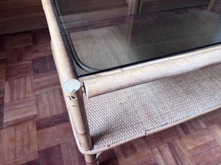 Mesa baja de mimbre con cristal