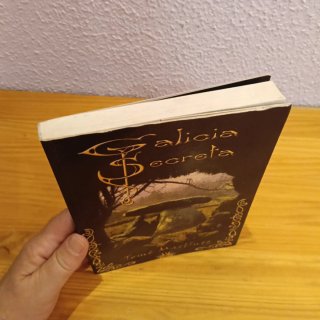 Lote de dos libros sobre la Galicia más mágica.