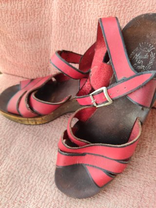 Sandalias de cuña rojas y marrones
