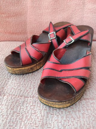 Sandalias de cuña rojas y marrones
