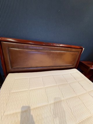 Cama de matrimonio de madera y piel