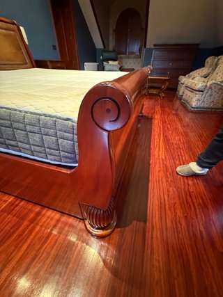 Cama de matrimonio de madera y piel