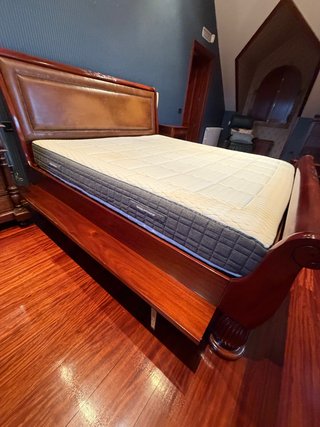 Cama de matrimonio de madera y piel