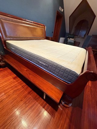 Cama de matrimonio de madera y piel