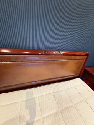 Cama de matrimonio de madera y piel