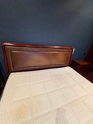 Cama de matrimonio de madera y piel