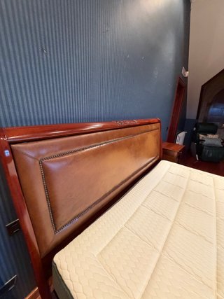 Cama de matrimonio de madera y piel