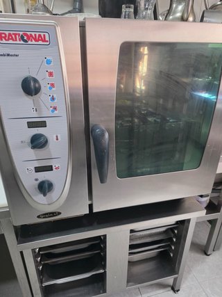 Forno professionale RATIONAL CombiMaster con ripiano