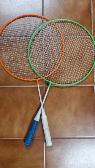 2 Raquetas de Bádminton (Naranja y Verde)