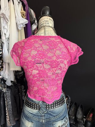 Camiseta rosa de encaje