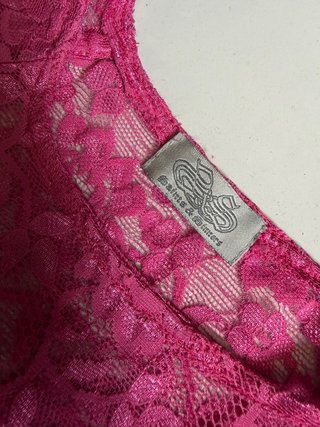 Camiseta rosa de encaje