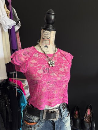Camiseta rosa de encaje