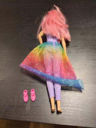 Barbie con vestido arcoíris y zapatos