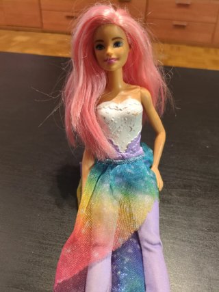 Barbie con vestido arcoíris y zapatos