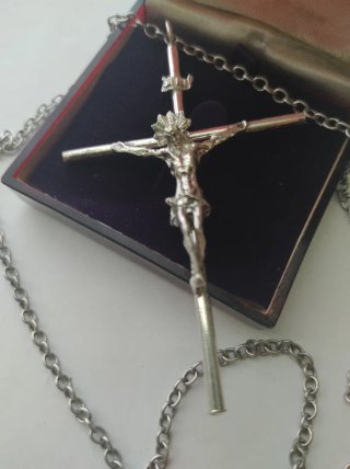 Cruz de plata antigua con cadena