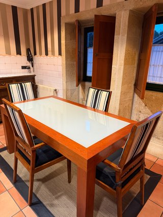 Mesa y sillas de cocina