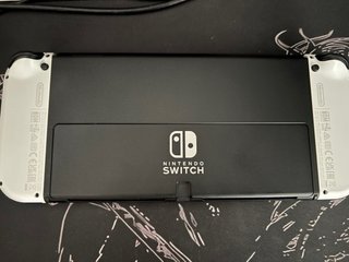 Nintendo Switch OLED + 4 Giochi Pokémon + Custodia