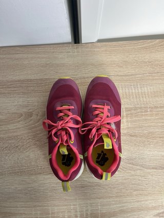 Zapatillas deportivas rosas y moradas