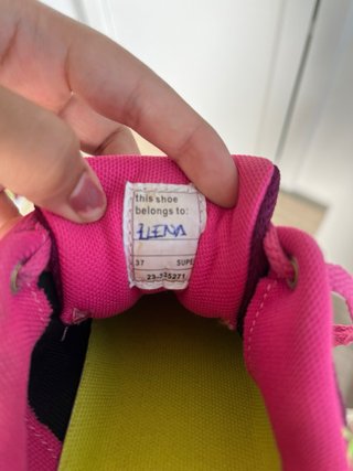 Zapatillas deportivas rosas y moradas