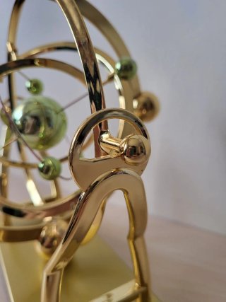 Giroscopio decorativo dorado