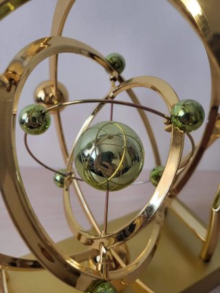 Giroscopio decorativo dorado