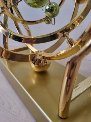 Giroscopio decorativo dorado