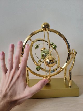 Giroscopio decorativo dorado