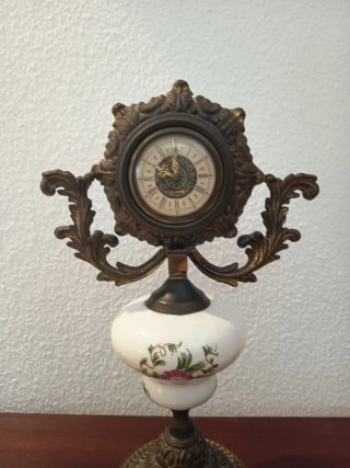 Reloj de sobremesa antiguo de cuerda
