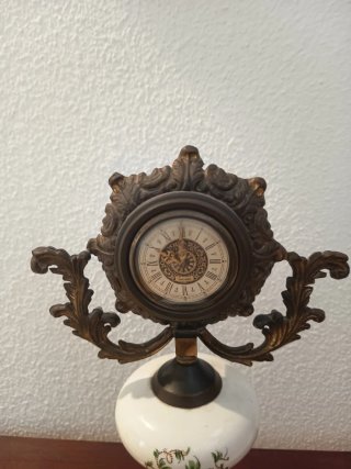 Reloj de sobremesa antiguo de cuerda