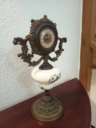 Reloj de sobremesa antiguo de cuerda